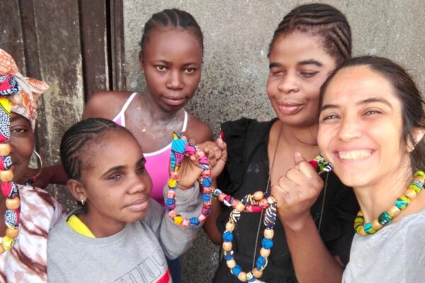 Una cordobesa lleva una biblioteca itinerante a mujeres ciegas en el Congo