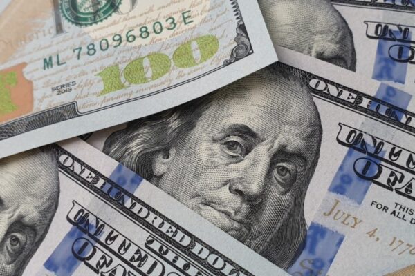 El dólar cerró estable este martes en bancos y el blue, con leve baja en el MEP