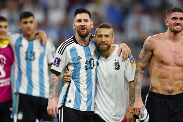 Papu Gómez comparó a Messi con Einstein y Da Vinci